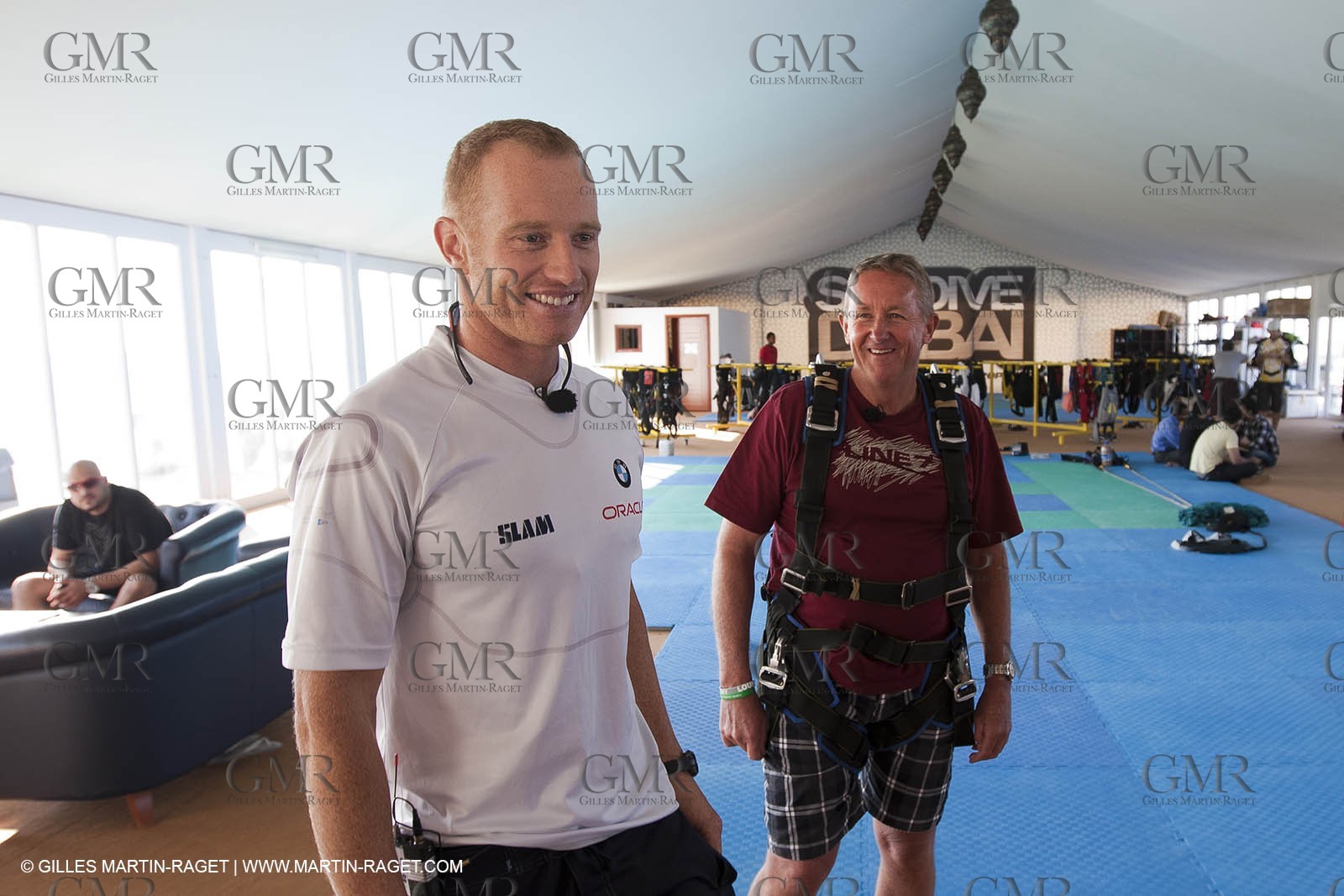 21 11 2010 - Dubai (UAE) - Dubai Louis Vuitton Trophy -  - Day off - James Spithill and Peter Lester go paragliding