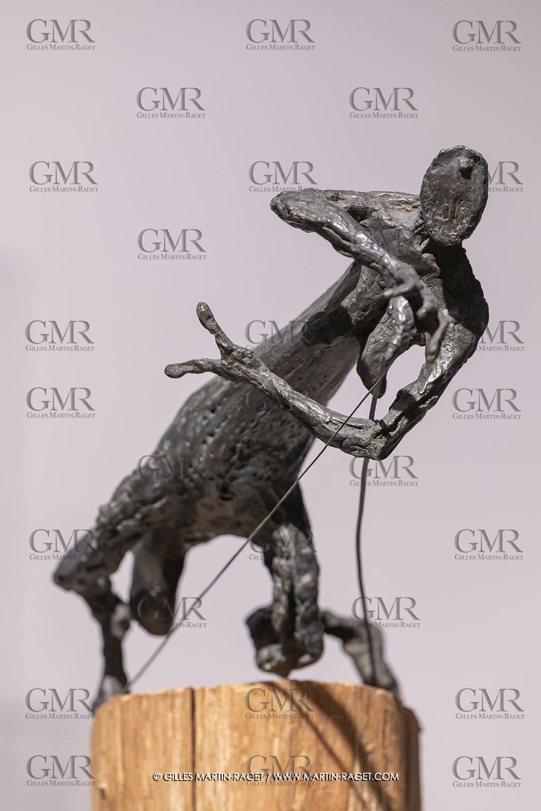 30 10 2023, Montpellier (FRA), oeuvre de Germaine Richier, Exposition Centre Pompidou - Musée Fabre 2023, L'Araignée I 1948, Bronze patiné foncé, épreuve HC2, Fondeur : L. Thinot, Paris, 30 x 46 x 23 cm, socle en bois 83 x 52 cm, Musée Fabre Montpellier, don de l'association des amis du musée Fabre avec l'aide de Jacques Bousquet, 2006