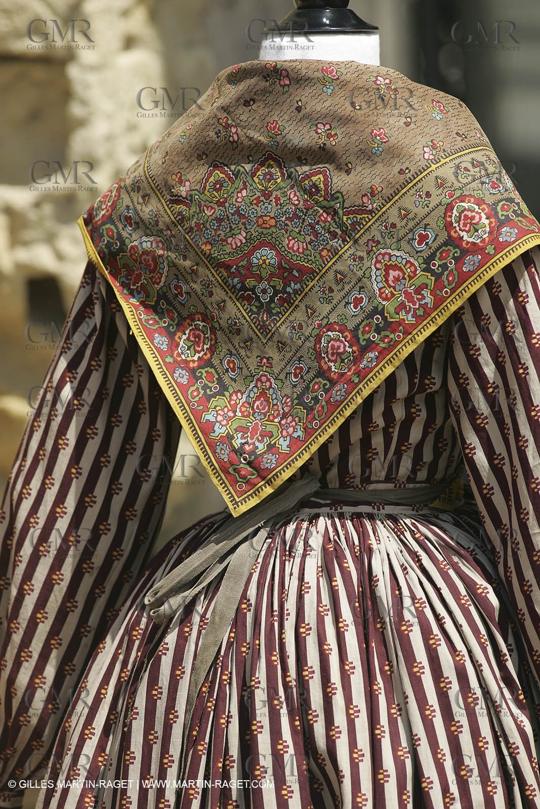 Mai 2004 - La Tour d'Aigues (FRA, 84) Costumes anciens pour l'exposition Femmes du Midi