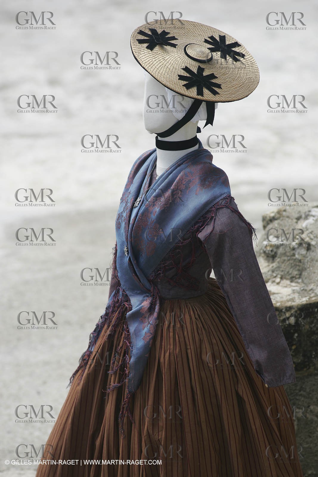 May 2004 - La Tour d'Aigues (FRA, 84) - Old costumes for women of the South exhibition