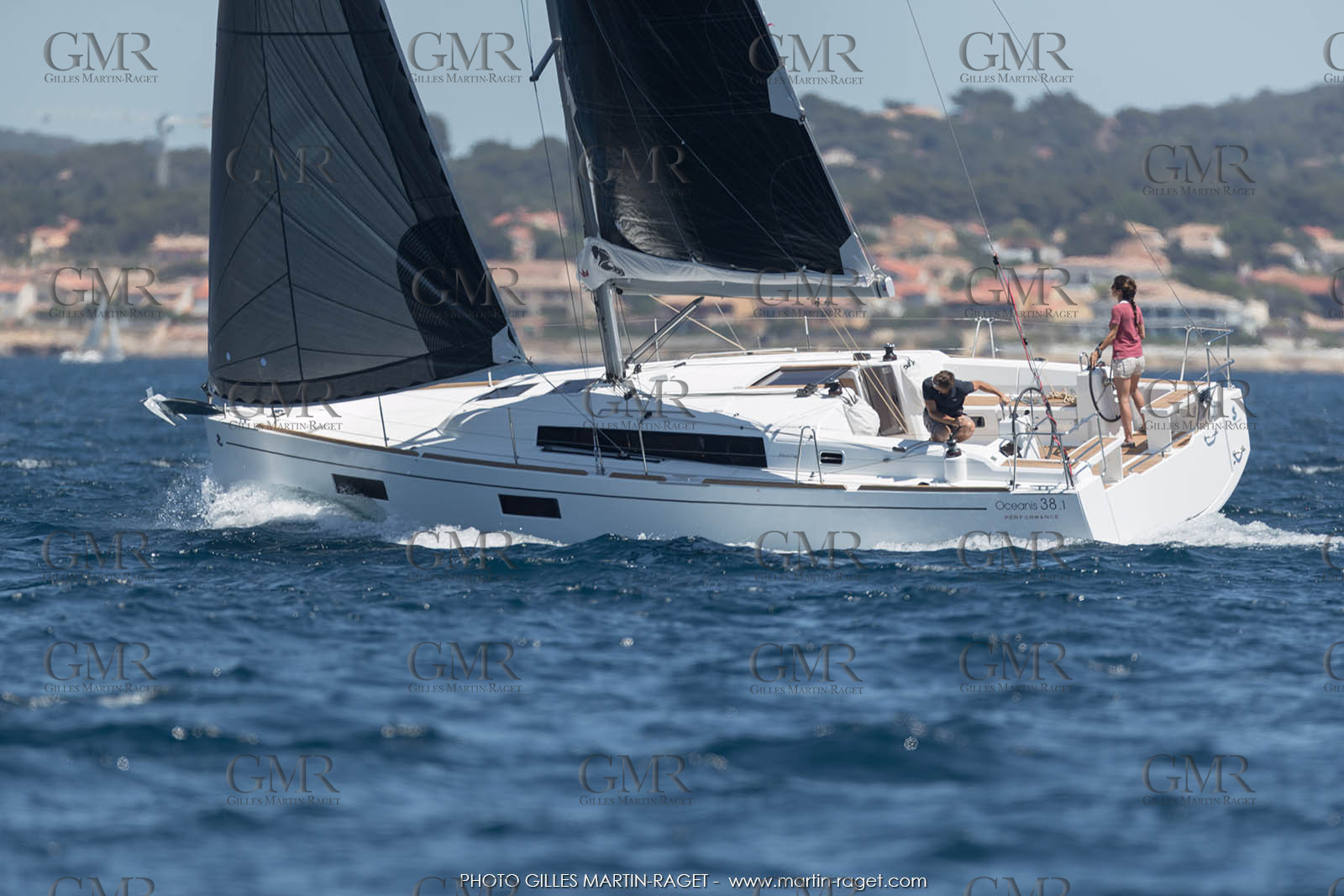 04 07 3017; Les EMbiez (FRA; 83) - Chantier Beneteau; Oceanis 38.1