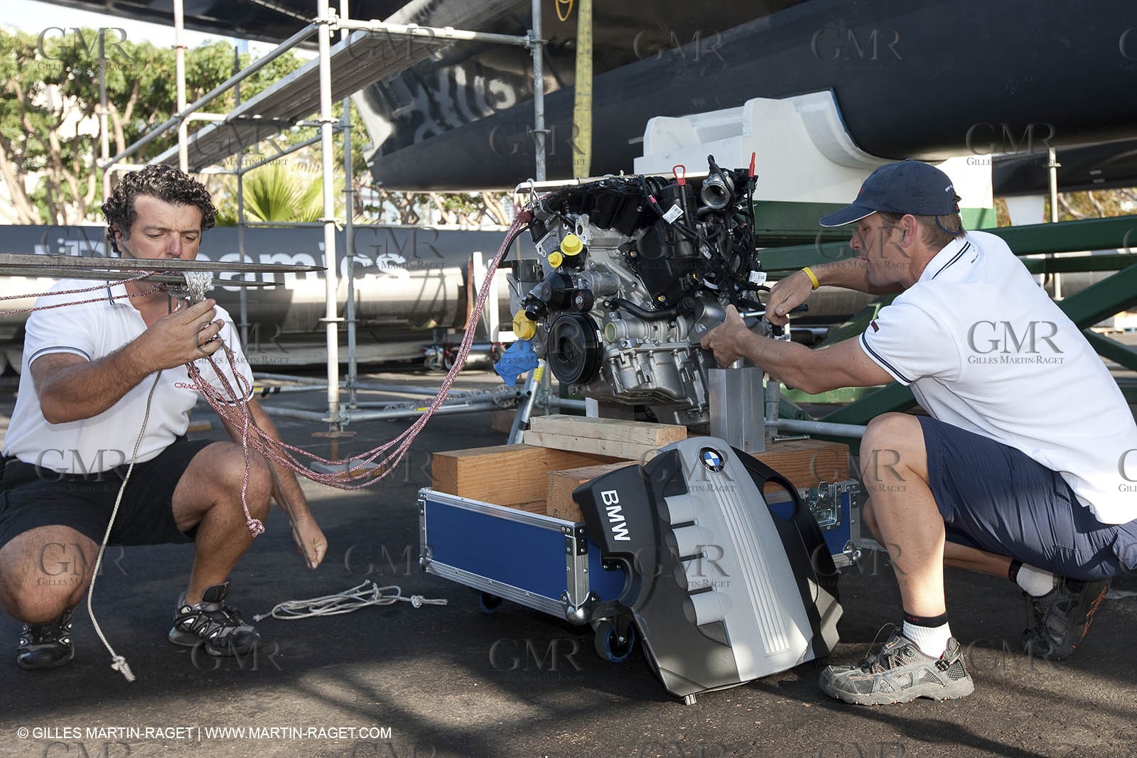 13 10 2009 - San Diego (USA,CA) - BMW ORACLE Racing - BOR 90 modifications - BMW engine going onboard
