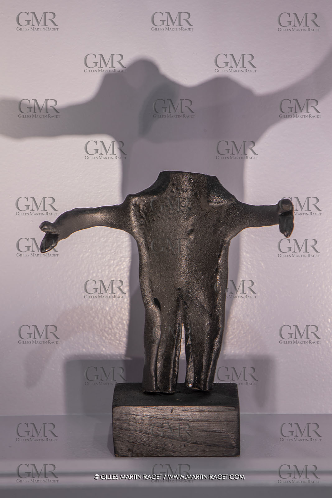 30 10 2023, Montpellier (FRA), oeuvre de Germaine Richier, Exposition Centre Pompidou - Musée Fabre 2023, Guerrier n° 6 1953, Bronze patiné foncé, Fondeur : C. Valsuani, Paris, 14 x 14 x 10,5 cm, Collection particulière