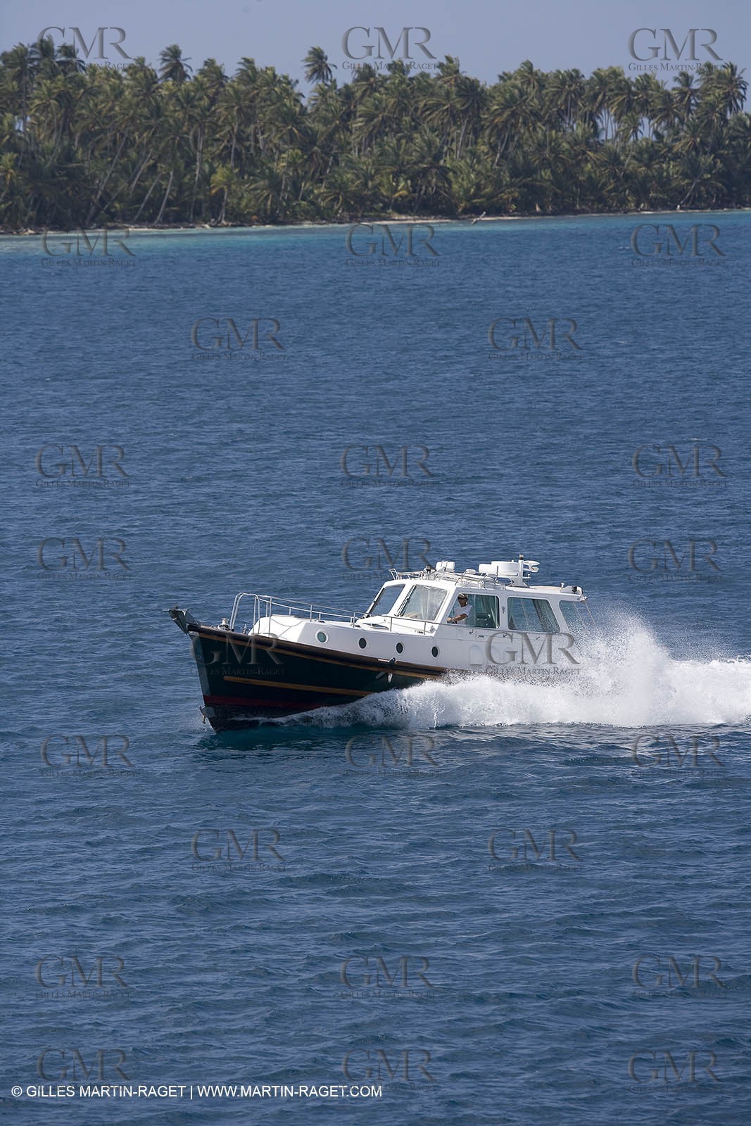 Bateau à Moteur en Route