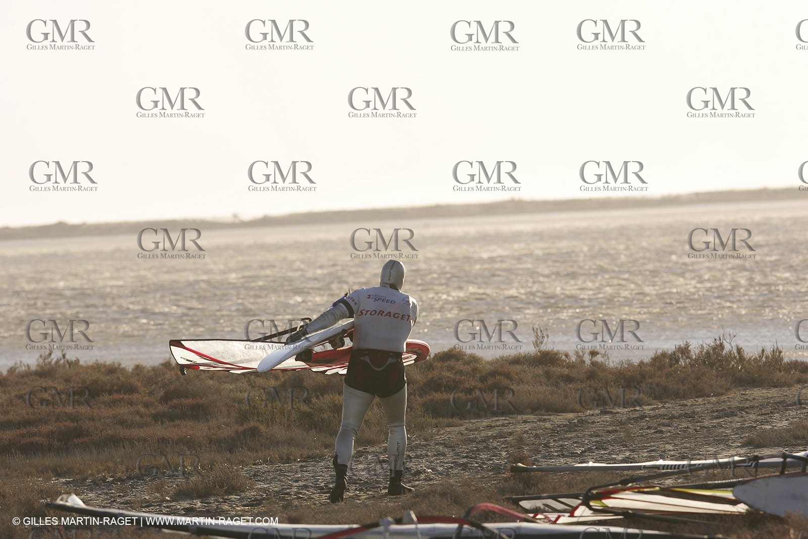13 11 2004 - Les Saintes Maries de la mer (France) - Irish sailboarder Finian Maynard beat the overall sailing speed record with a run at 46,82 knts.