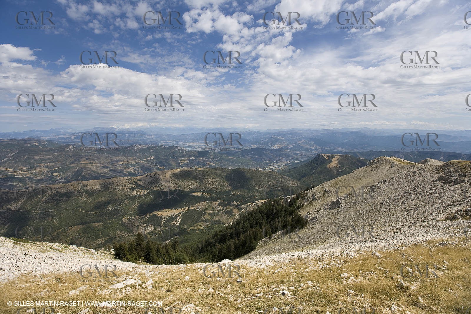 19 08 07 - Higher Provence, landscapes as seen from top of Mount Lure (FRA, 04)