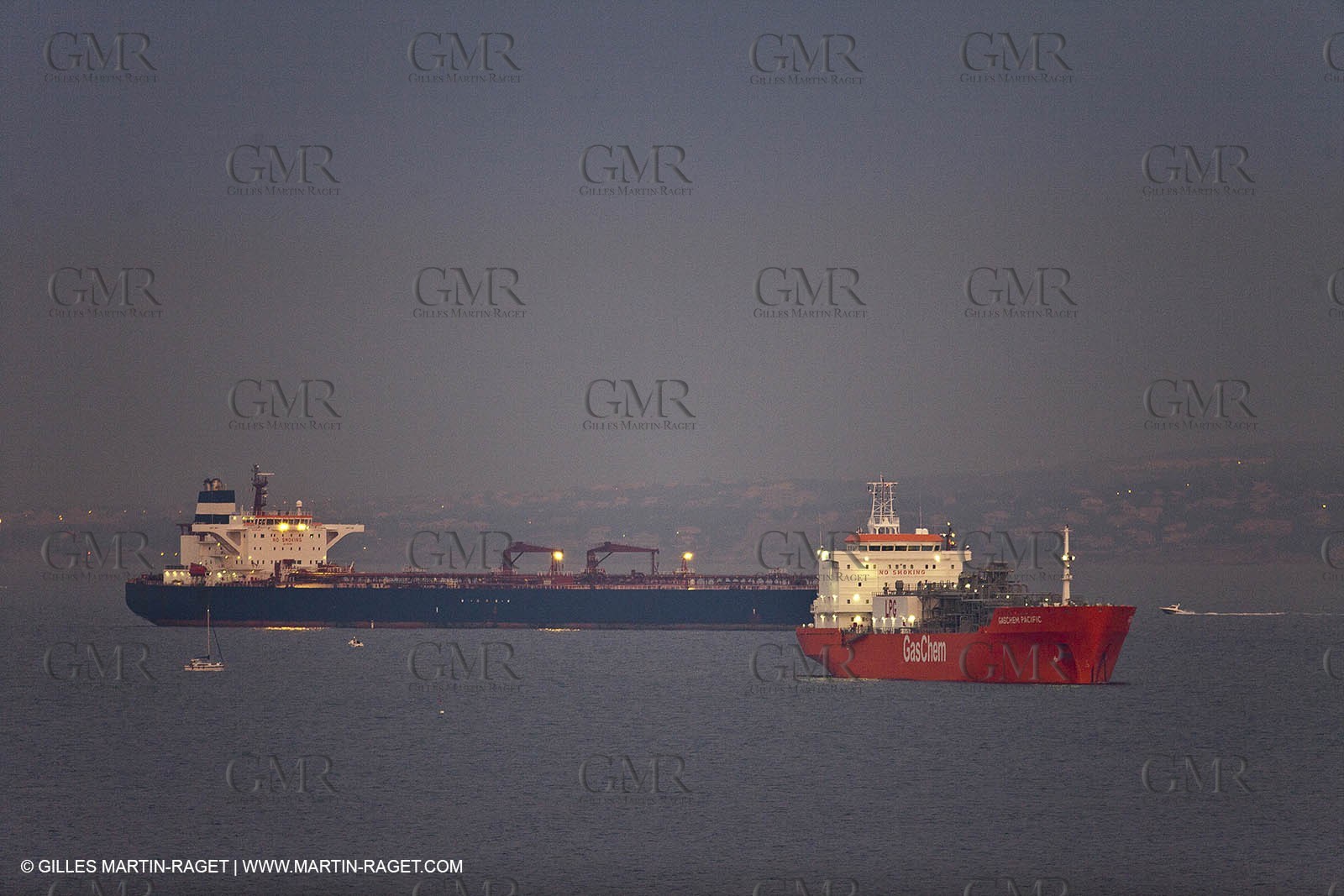 23 10 2010 - Marseille (FRA,13) - Le Ponant - Arrival in Marseille and entrance in the historical port