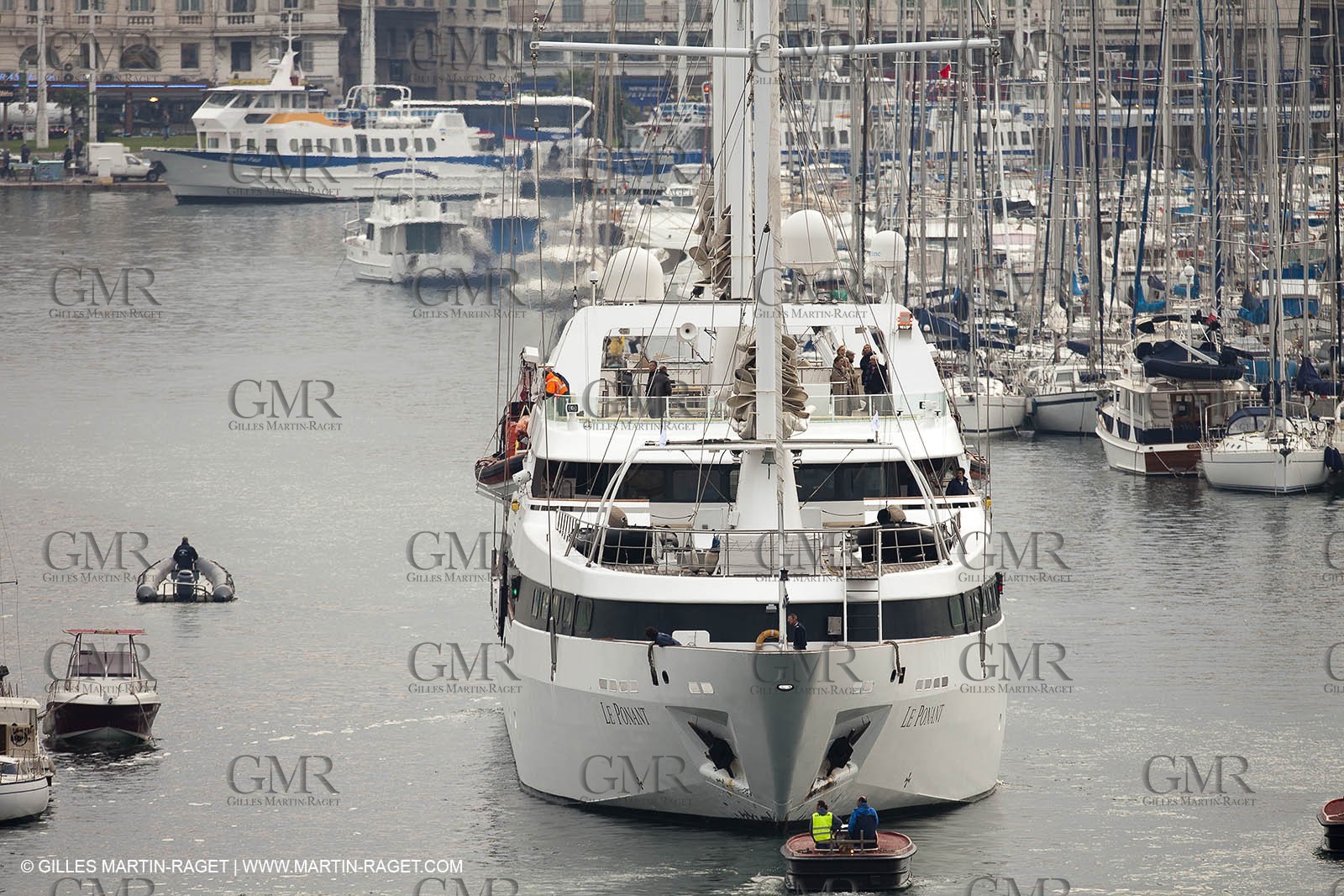 23 10 2010 - Marseille (FRA,13) - Le Ponant - Arrival in Marseille and entrance in the historical port