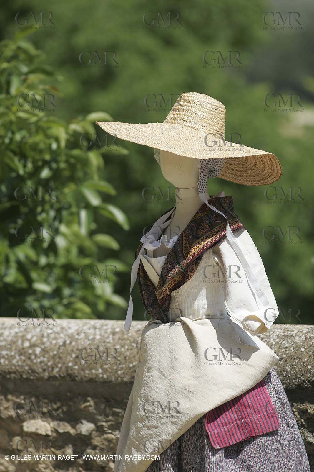 May 2004 - La Tour d'Aigues (FRA, 84) - Old costumes for women of the South exhibition