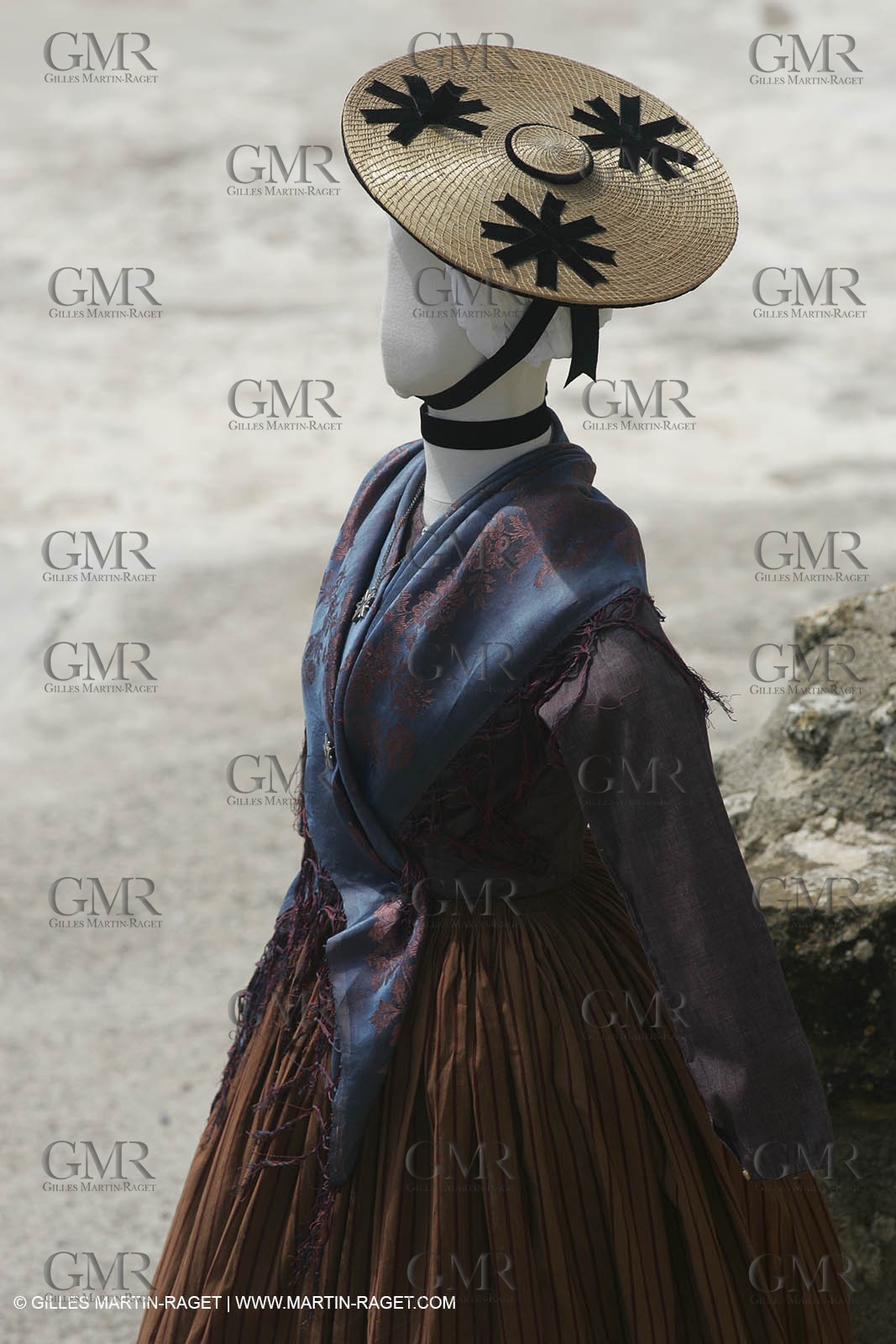 May 2004 - La Tour d'Aigues (FRA, 84) - Old costumes for women of the South exhibition