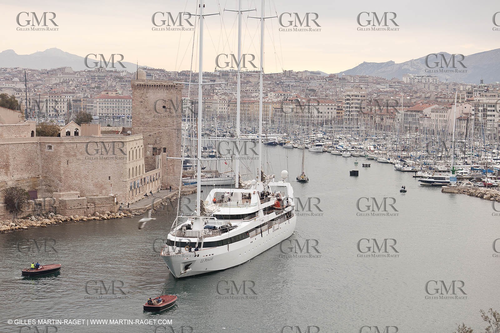 23 10 2010 - Marseille (FRA,13) - Le Ponant - Arrival in Marseille and entrance in the historical port