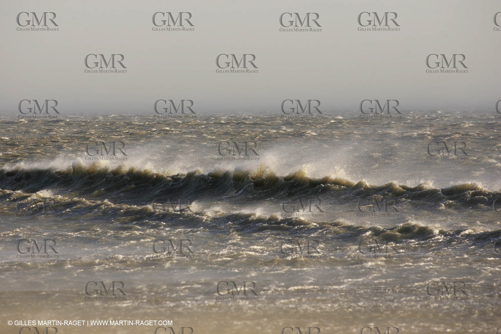 13 11 2004 - Les Saintes Maries de la mer (France) - Irish sailboarder Finian Maynard beat the overall sailing speed record with a run at 46,82 knts.