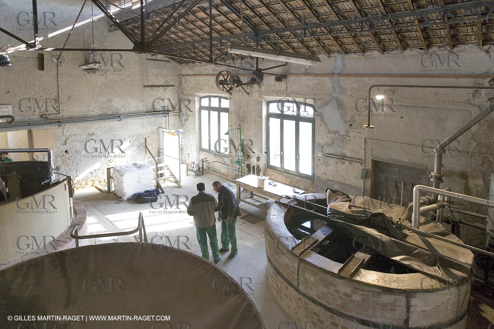 01 02 2007 - Salon de Provence - Fabrication traditionelle du savon de Marseille aux savonneries Marius Fabre - Salle des cuves**01 02 2007 - Salon de Provence - Traditional soap of Marseille making at Marius Fabre soap maker - Tank room