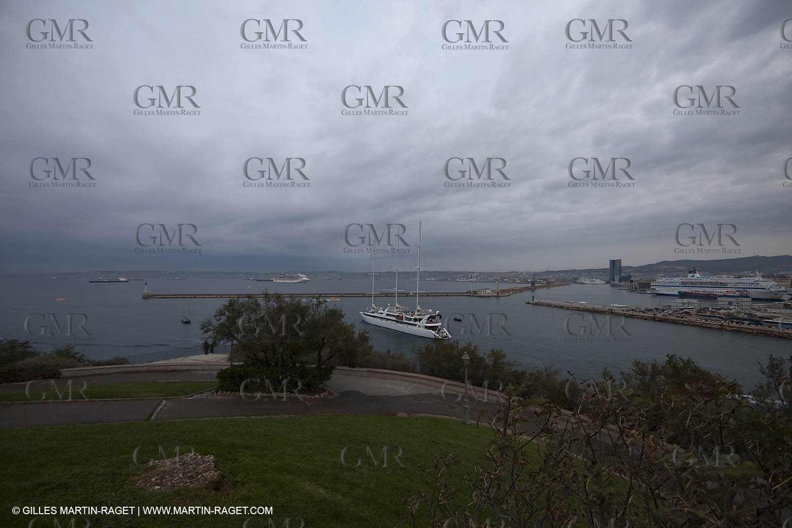 23 10 2010 - Marseille (FRA,13) - Le Ponant - Arrival in Marseille and entrance in the historical port