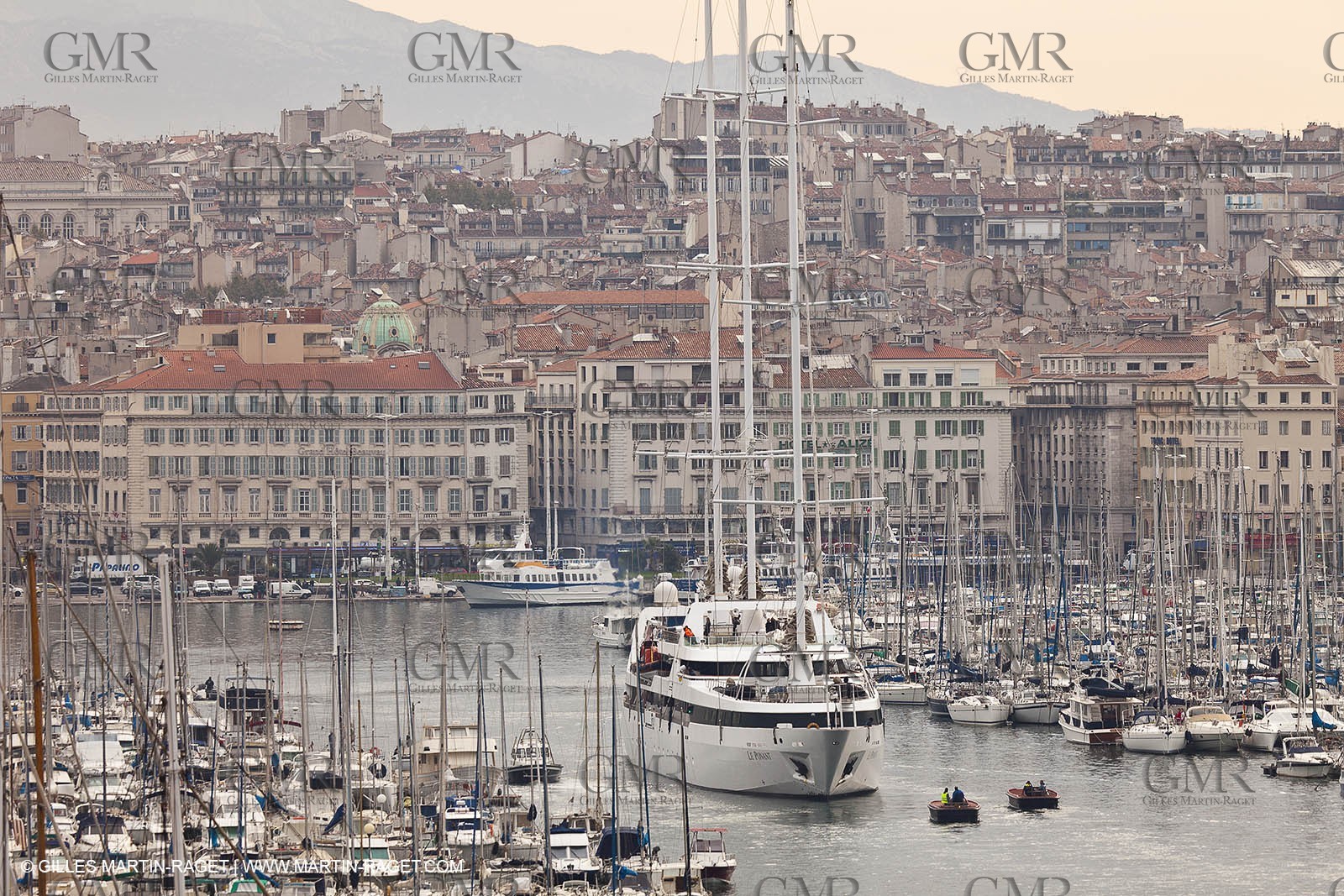 23 10 2010 - Marseille (FRA,13) - Le Ponant - Arrival in Marseille and entrance in the historical port