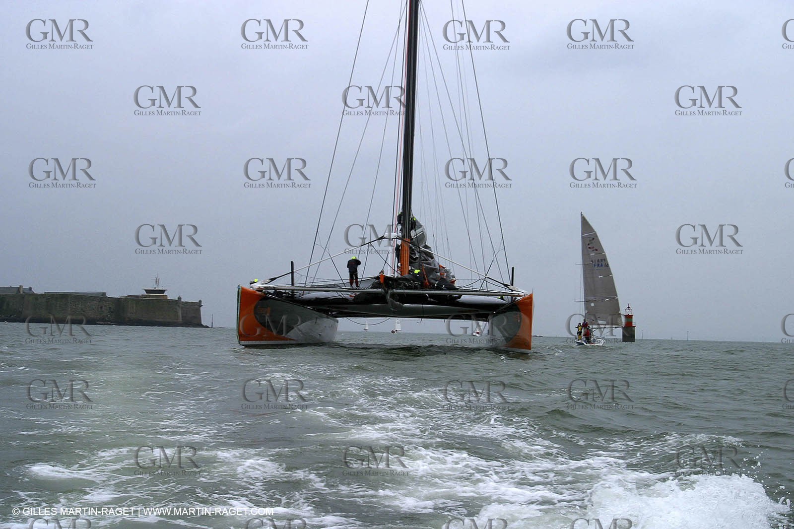 Orange II - 2004 Jules Verne Trophy - Broken bow - Lorient repairs