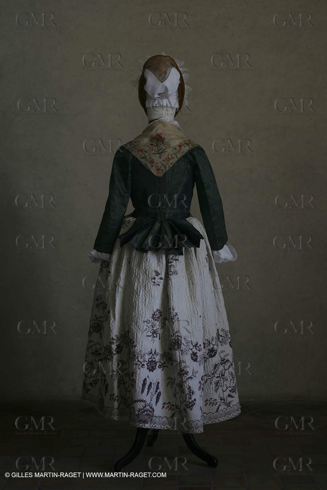 May 2004 - La Tour d'Aigues (FRA, 84) - Old costumes for women of the South exhibition