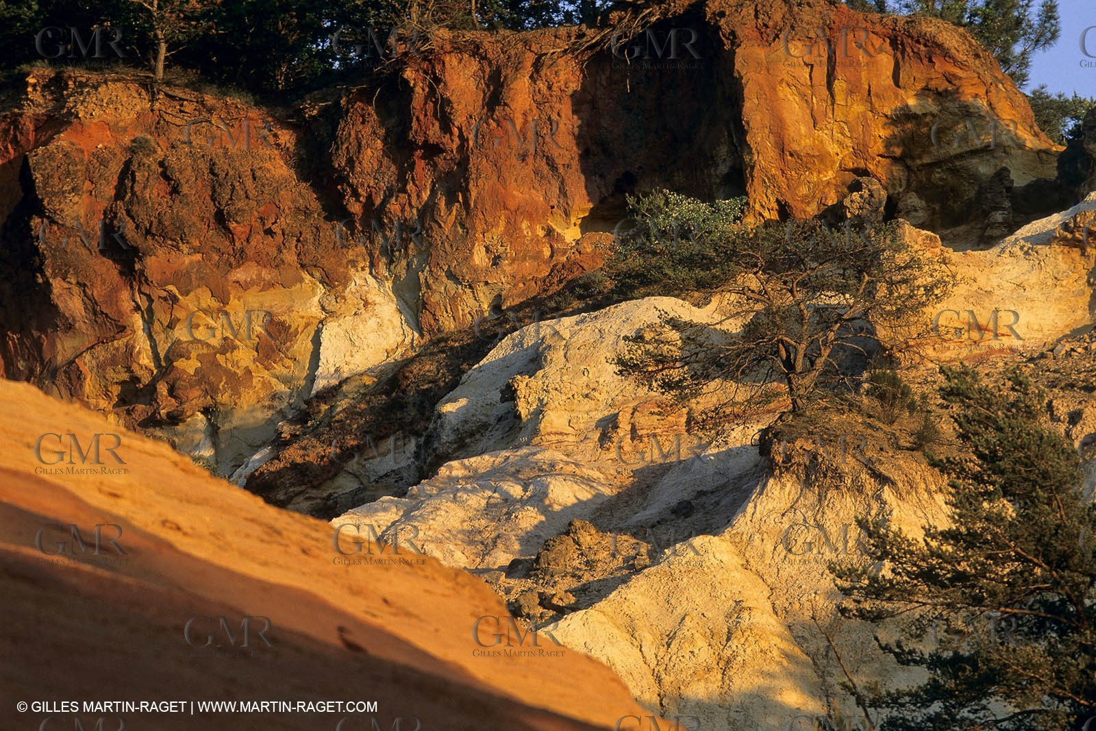 France, Provence, Luberon, Carrières d'ocre près d'Apt, ocher stone pit near Apt