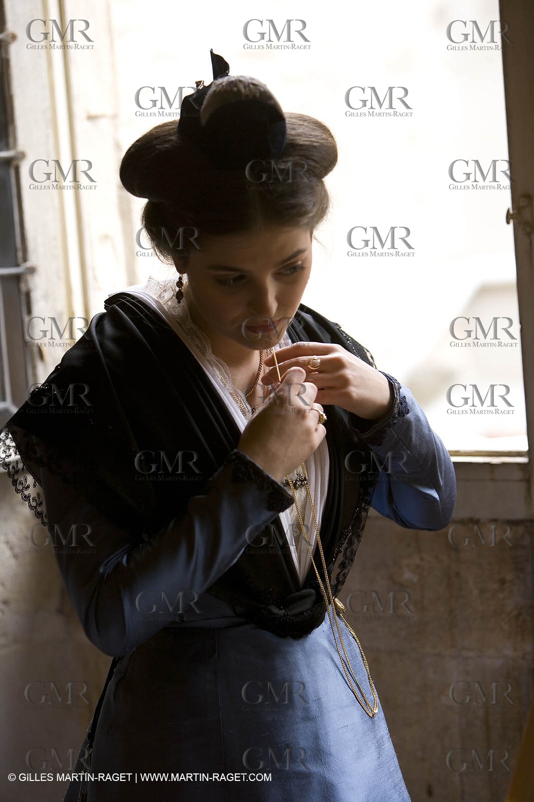 04 03 2007 - Arles - Queen of Arles and her assistants - winter costume trials