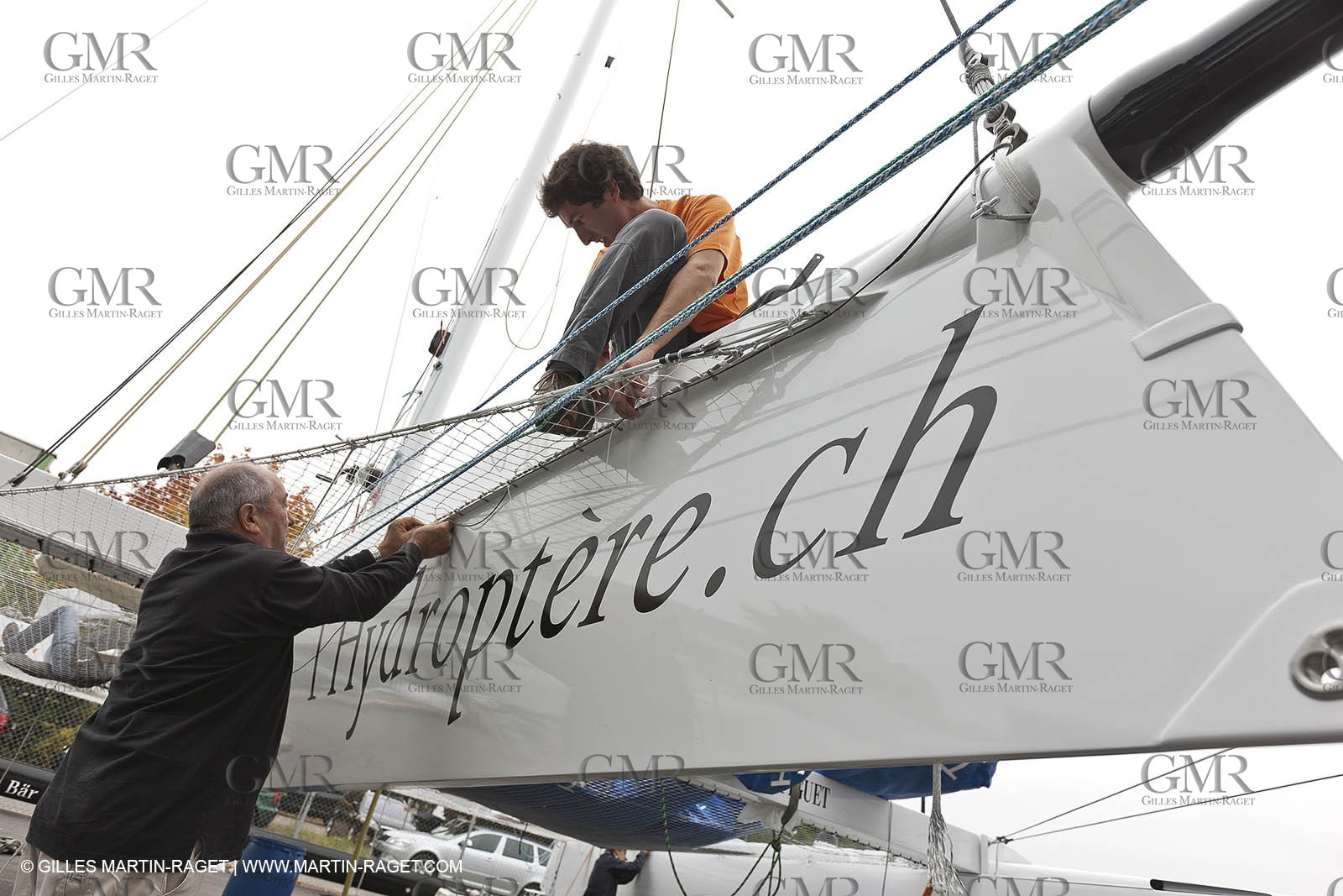 08 10 10 - St Sulpice (SUI) - Hydroptere.ch touches water