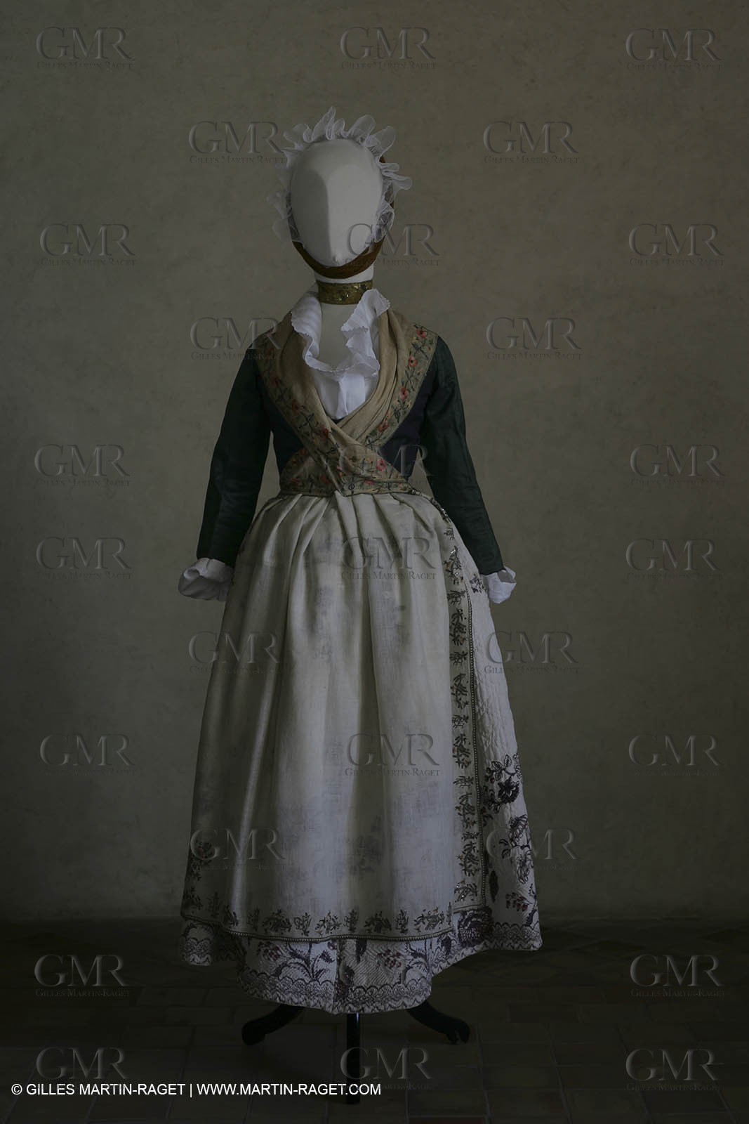 May 2004 - La Tour d'Aigues (FRA, 84) - Old costumes for women of the South exhibition