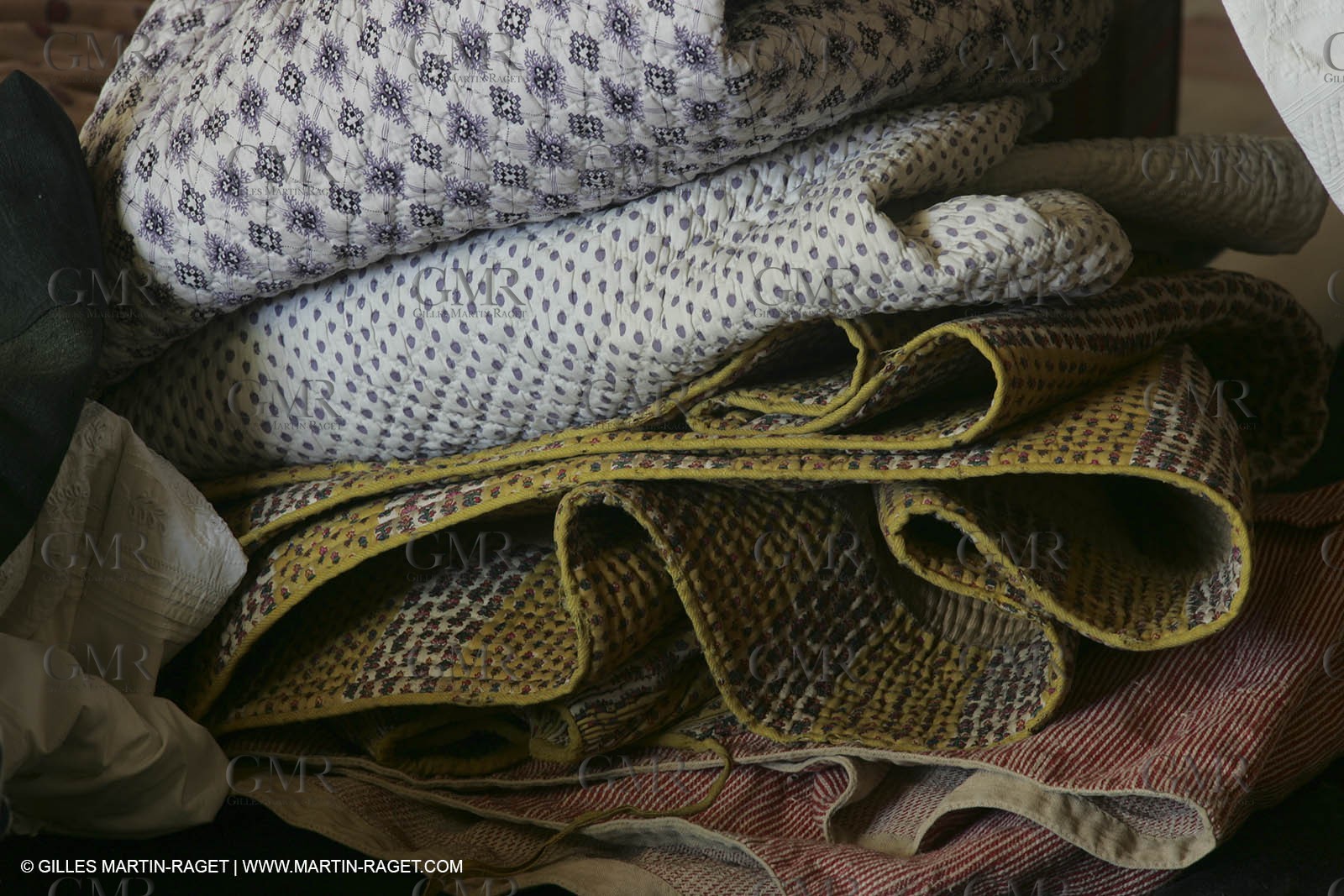 May 2004 - La Tour d'Aigues (FRA, 84) - Old costumes for women of the South exhibition