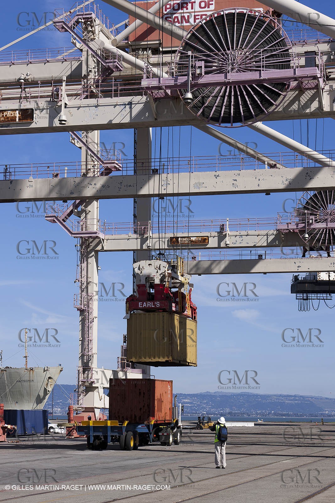 01 03 2011 - San Frnacisco (USA,CA) - Harbour operations - ship details - ship unloading - containers
