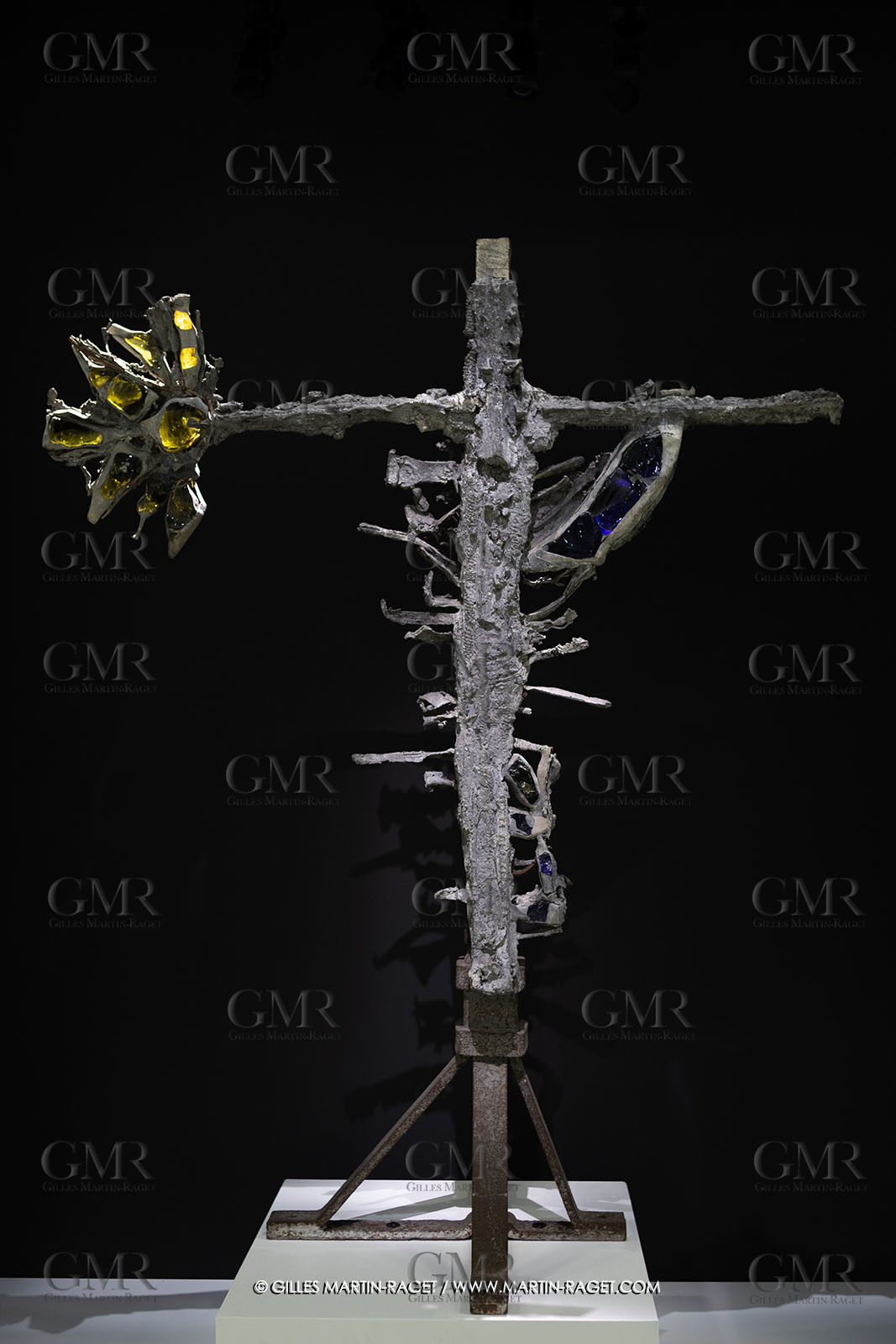 28 02 2023, Paris (FRA), oeuvre de Germaine Richier, Exposition Centre Pompidou - Musée Fabre 2023,  La Croix avec verres de couleurs 1953, Plomb avec verres colorés jaune et bleu, Pièce unique, 210 x 161,5 x 75 cm, Collection famille Germain Richier