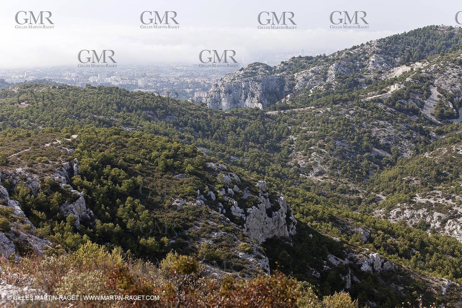 06 08 09 - Marseille - La neble - Brouillard sur les calanques et îles de Marseille