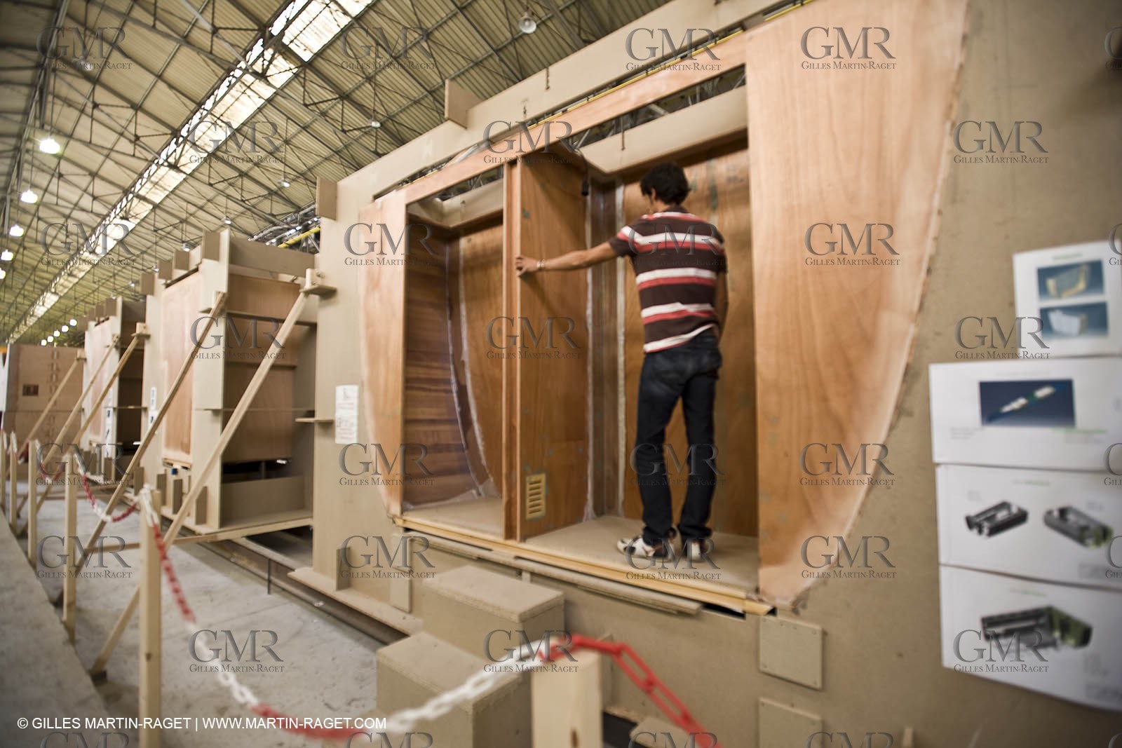 22 01 2008 - La Ciotat (FRA, 13) - Construction of cruising catamaran Nahema at H2X boatyard -modules lamination