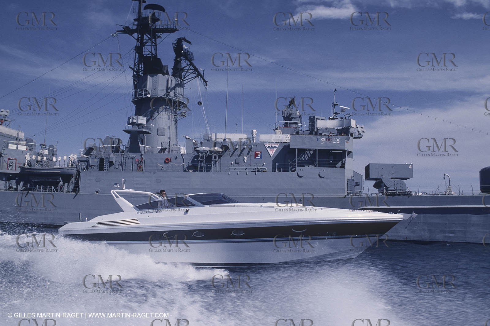 Powerboating, cruising