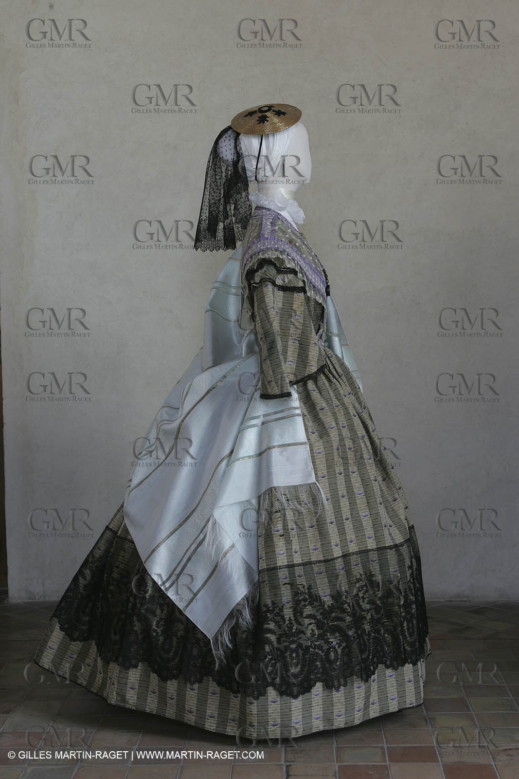 May 2004 - La Tour d'Aigues (FRA, 84) - Old costumes for women of the South exhibition