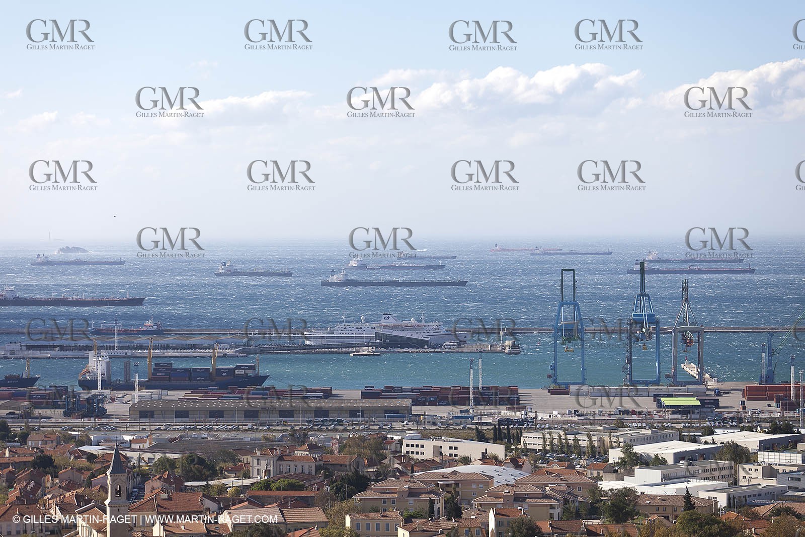 25 10 2010 - Marseille (FRA,13) - Navires au mouillage en raison d'un grève du personnel portuaire