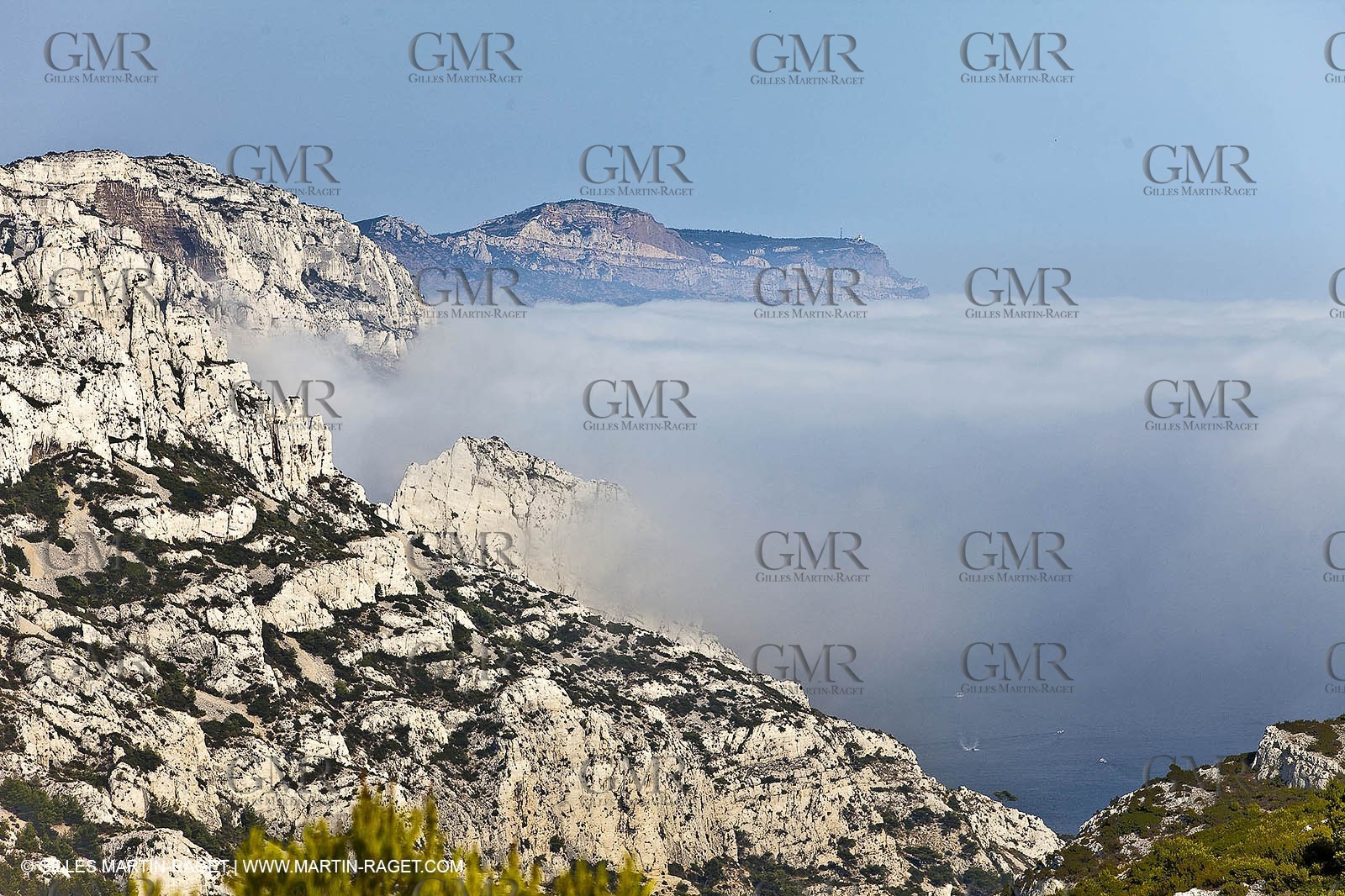 06 08 09 - Marseille - La neble - Brouillard sur les calanques et îles de Marseille