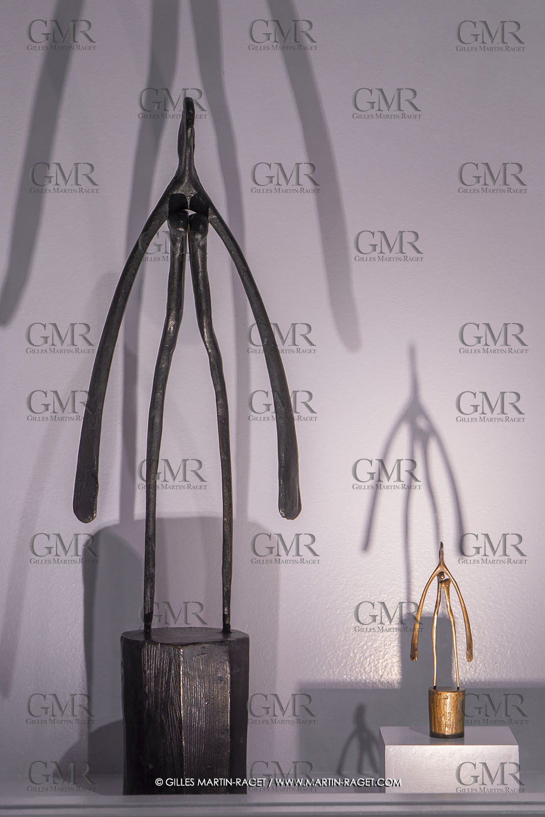 30 10 2023, Montpellier (FRA), oeuvre de Germaine Richier, Exposition Centre Pompidou - Musée Fabre 2023, L'Os, 1956, Bronze patiné foncé sur socle, numéroté 8 8, foneur L.Thinot, Paris, 34,7 x 6,9 x 7,1 cm, collection particulière, BrassaÏ. L'os, petit, 1956, bronze naturel nettoyé, pièce unique, fonte à la cire perdue, 22,4 x 3,5 x 3 cm, collection particulière.