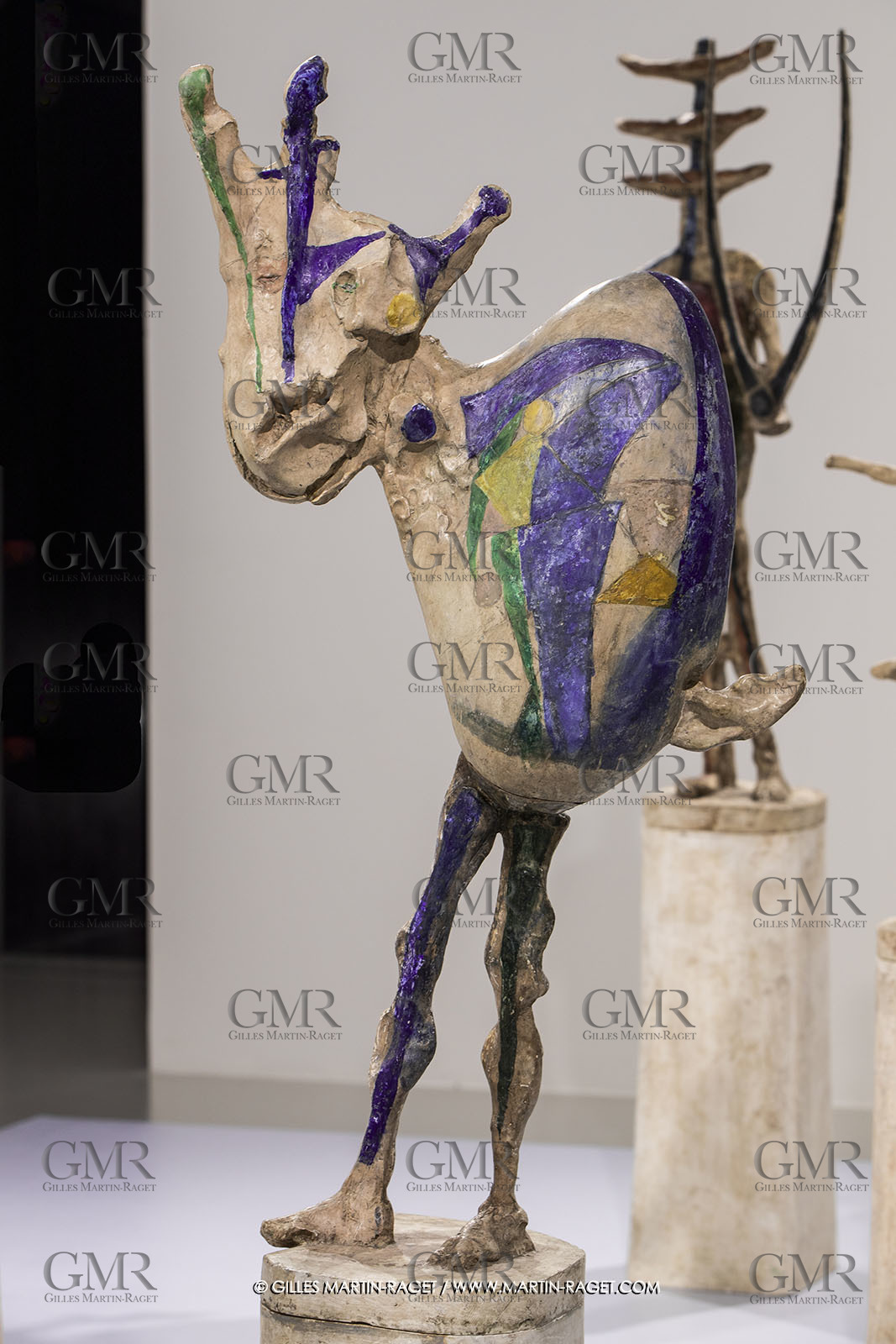 30 10 2023, Montpellier (FRA), oeuvre de Germaine Richier, Exposition Centre Pompidou - Musée Fabre 2023, L'échiquier grand 1959, Plâtre original peint, Pièce unique en 5 éléments. Le fou : 175,5 x 62 x 33,5 cm