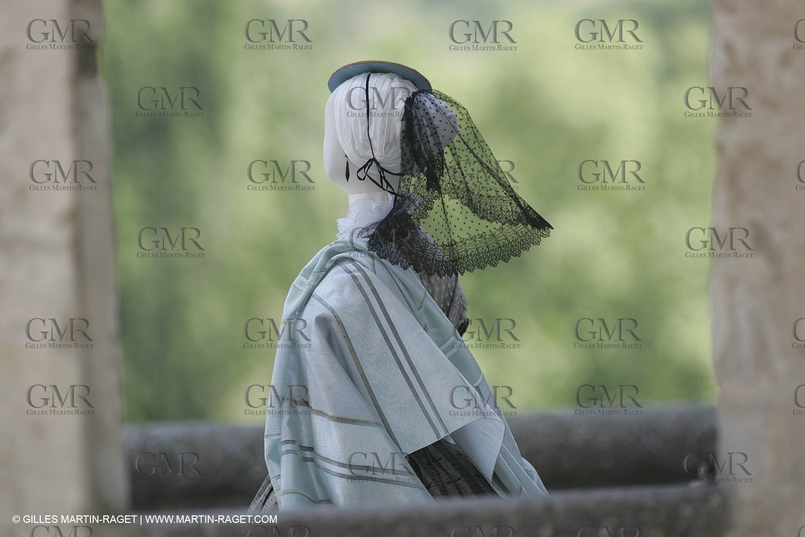 May 2004 - La Tour d'Aigues (FRA, 84) - Old costumes for women of the South exhibition