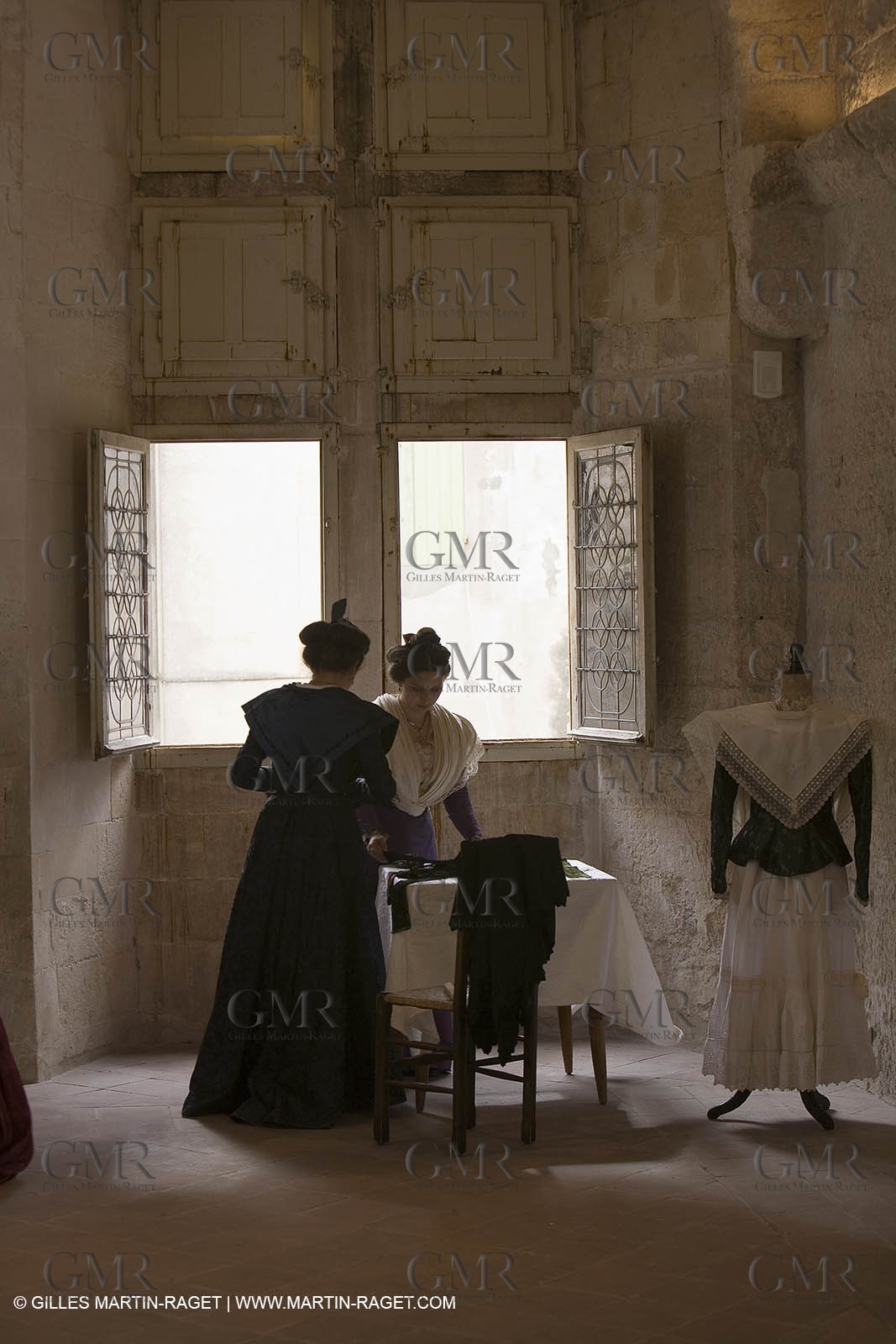 04 03 2007 - Arles - Queen of Arles and her assistants - winter costume trials