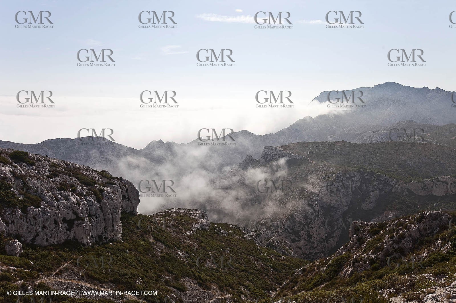 06 08 09 - Marseille - La neble - Brouillard sur les calanques et îles de Marseille