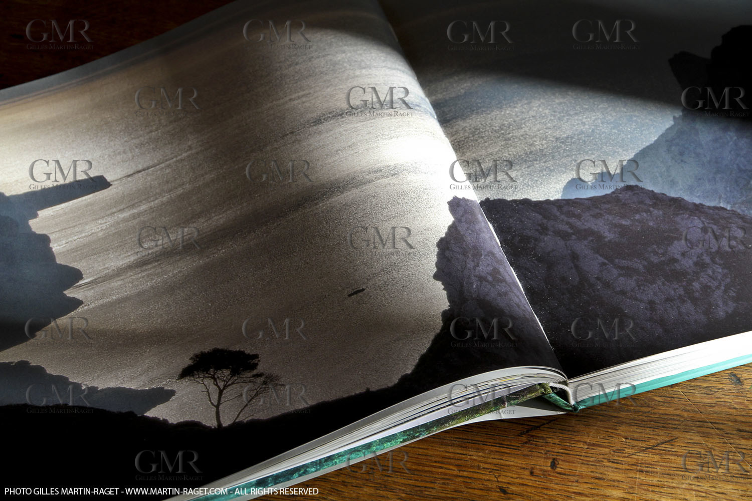 09 11 2010 - Marseille (FRA,13) - Photos odf the book Calanques, Si proches, si lointaines, Ed. Cres, Words by Juliette Lembot, Photos by Gilles Martin-Raget