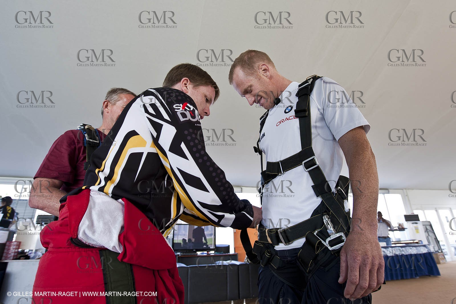 21 11 2010 - Dubai (UAE) - Dubai Louis Vuitton Trophy -  - Day off - James Spithill and Peter Lester go paragliding