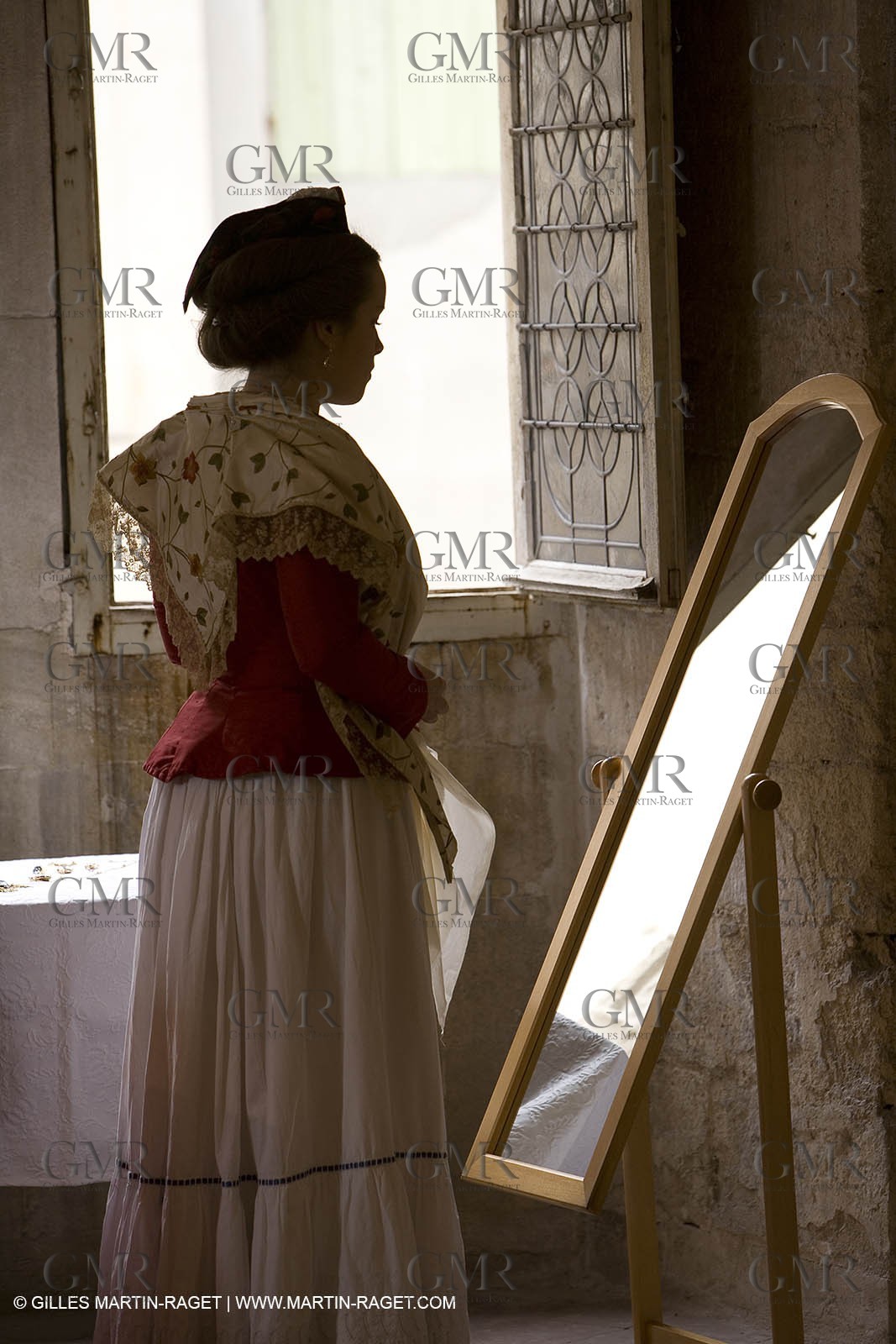 04 03 2007 - Arles - Queen of Arles and her assistants - winter costume trials