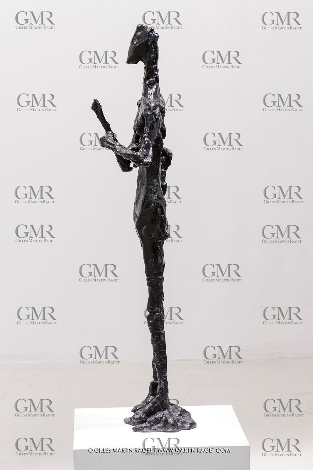 02 05 2023, Paris (FRA), oeuvre de Germaine Richier, Exposition Centre Pompidou 2023,  Le Grain 1955, Bronze patiné foncé, Numéroté 3 6, Fondeur : C. Valsuani, Paris, 145 x 33 x 36 cm, Collection M et Mme Sarti, Paris