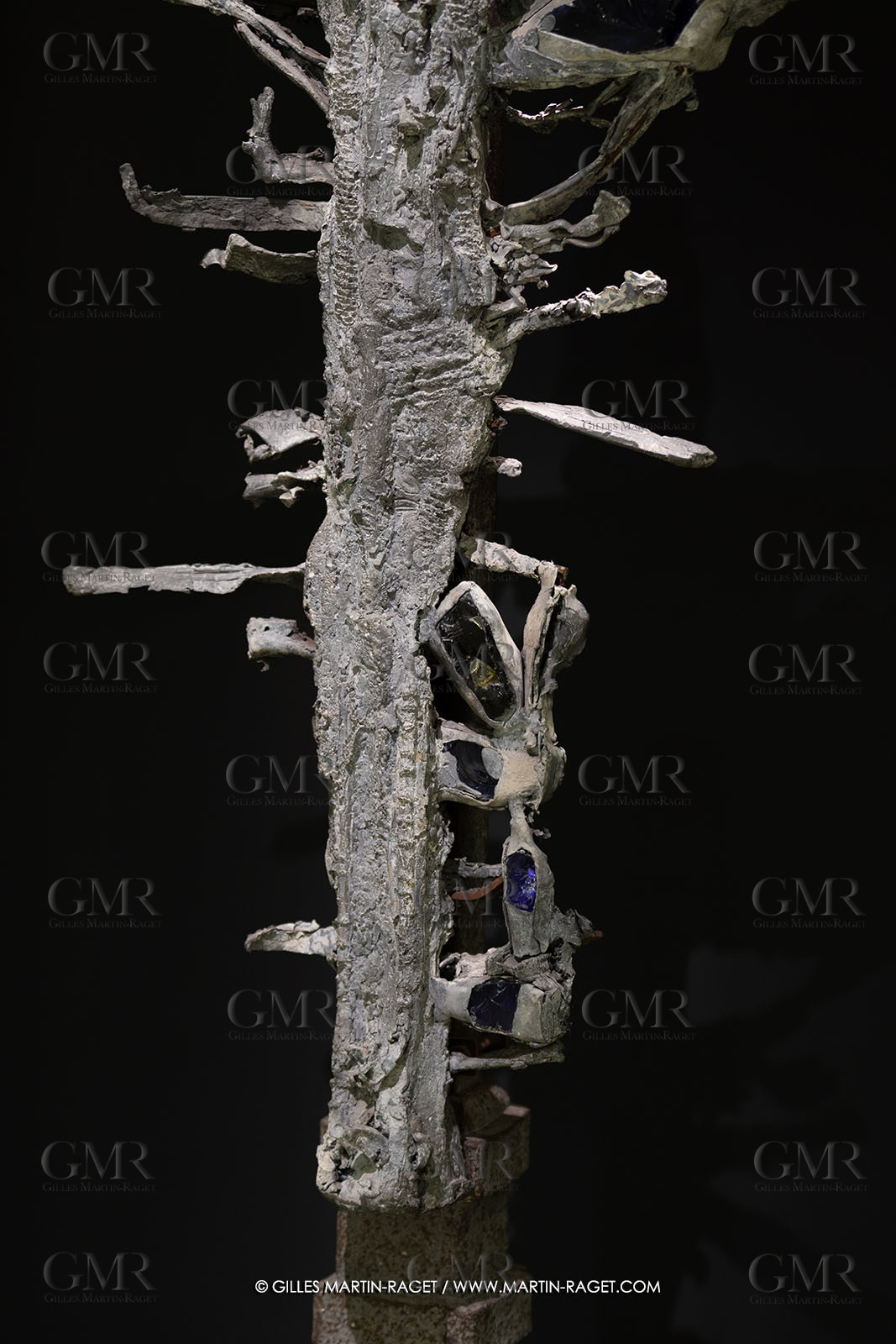 28 02 2023, Paris (FRA), oeuvre de Germaine Richier, Exposition Centre Pompidou - Musée Fabre 2023,  La Croix avec verres de couleurs 1953, Plomb avec verres colorés jaune et bleu, Pièce unique, 210 x 161,5 x 75 cm, Collection famille Germain Richier