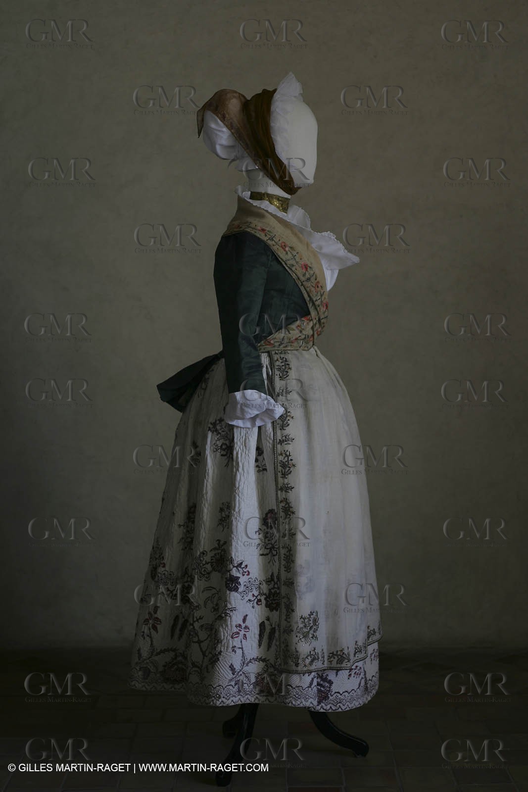 May 2004 - La Tour d'Aigues (FRA, 84) - Old costumes for women of the South exhibition