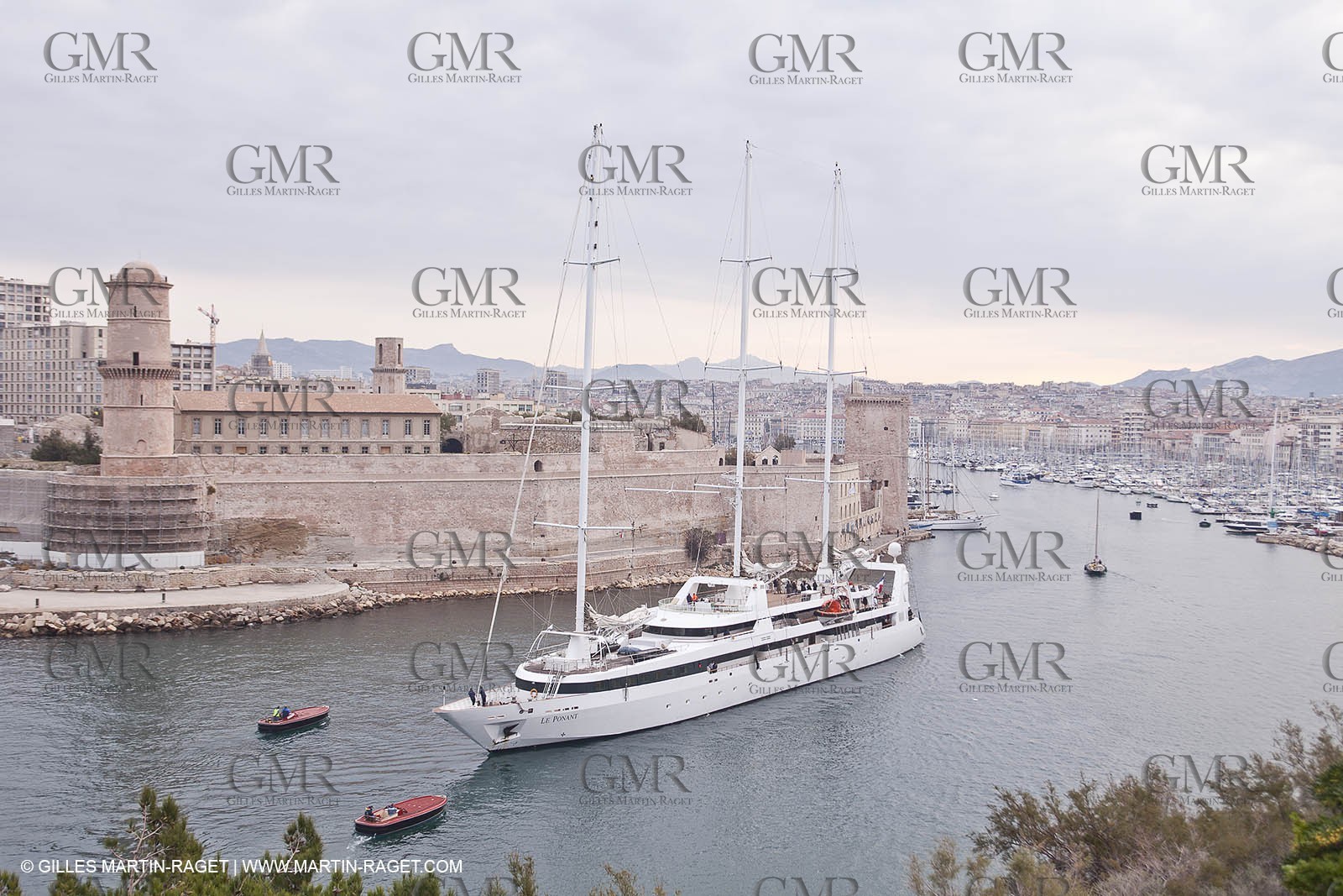 23 10 2010 - Marseille (FRA,13) - Le Ponant - Arrival in Marseille and entrance in the historical port