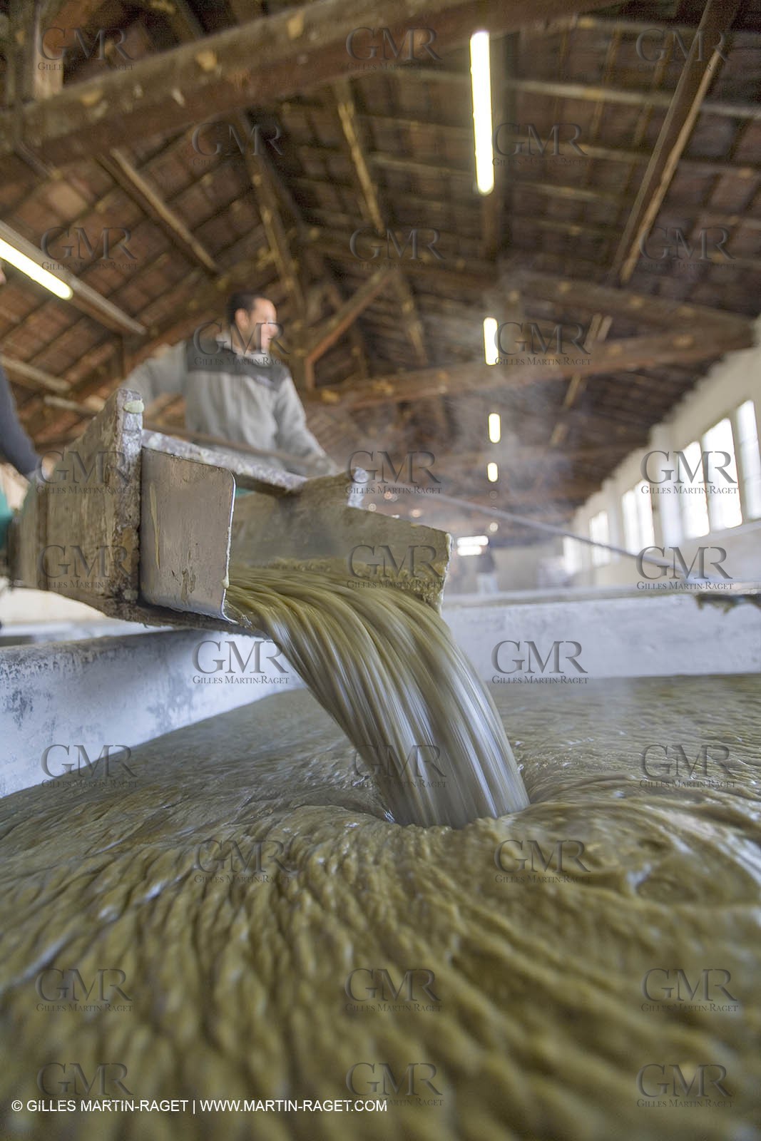 01 02 2007 - Salon de Provence - Fabrication traditionelle du savon de Marseille aux savonneries Marius Fabre - Coulée dans les bacs**01 02 2007 - Salon de Provence - Traditional soap of Marseille making at Marius Fabre soap maker - soap sent in open tanks