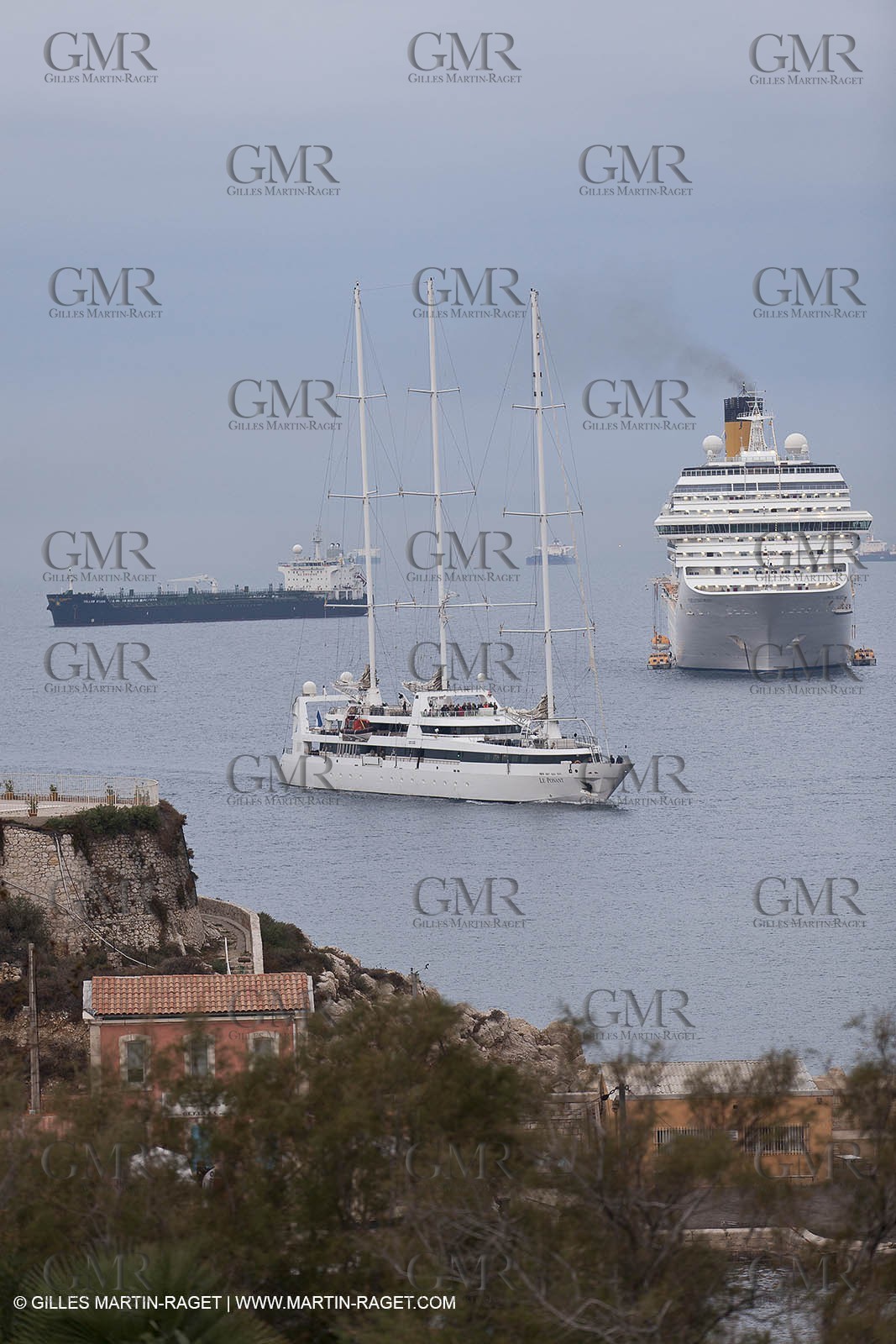 23 10 2010 - Marseille (FRA,13) - Le Ponant - Arrival in Marseille and entrance in the historical port