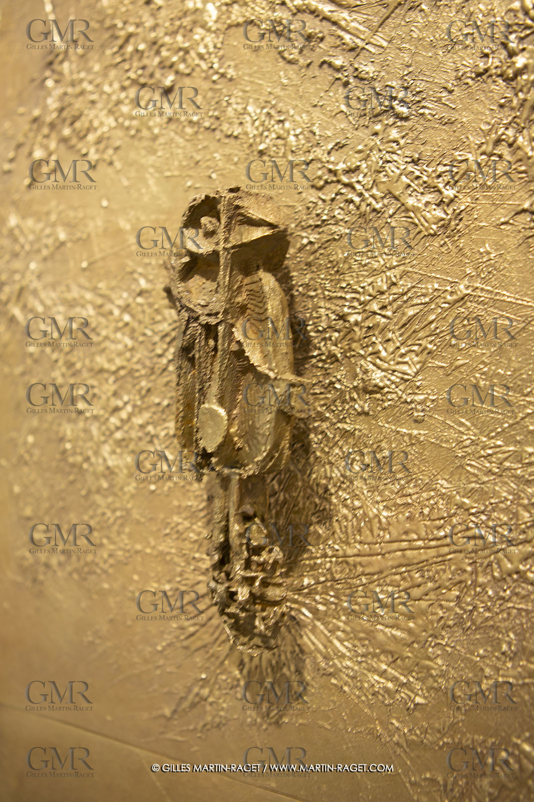 30 10 2023, Montpellier (FRA), oeuvre de Germaine Richier, Exposition Centre Pompidou - Musée Fabre 2023, La Porte de bronze 1955, Bronze naturel nettoyé, Mièce unique, Fondeur L.Thinot, Paris, 98,5 x 128,3 x 5,9 cm, Collection particulière