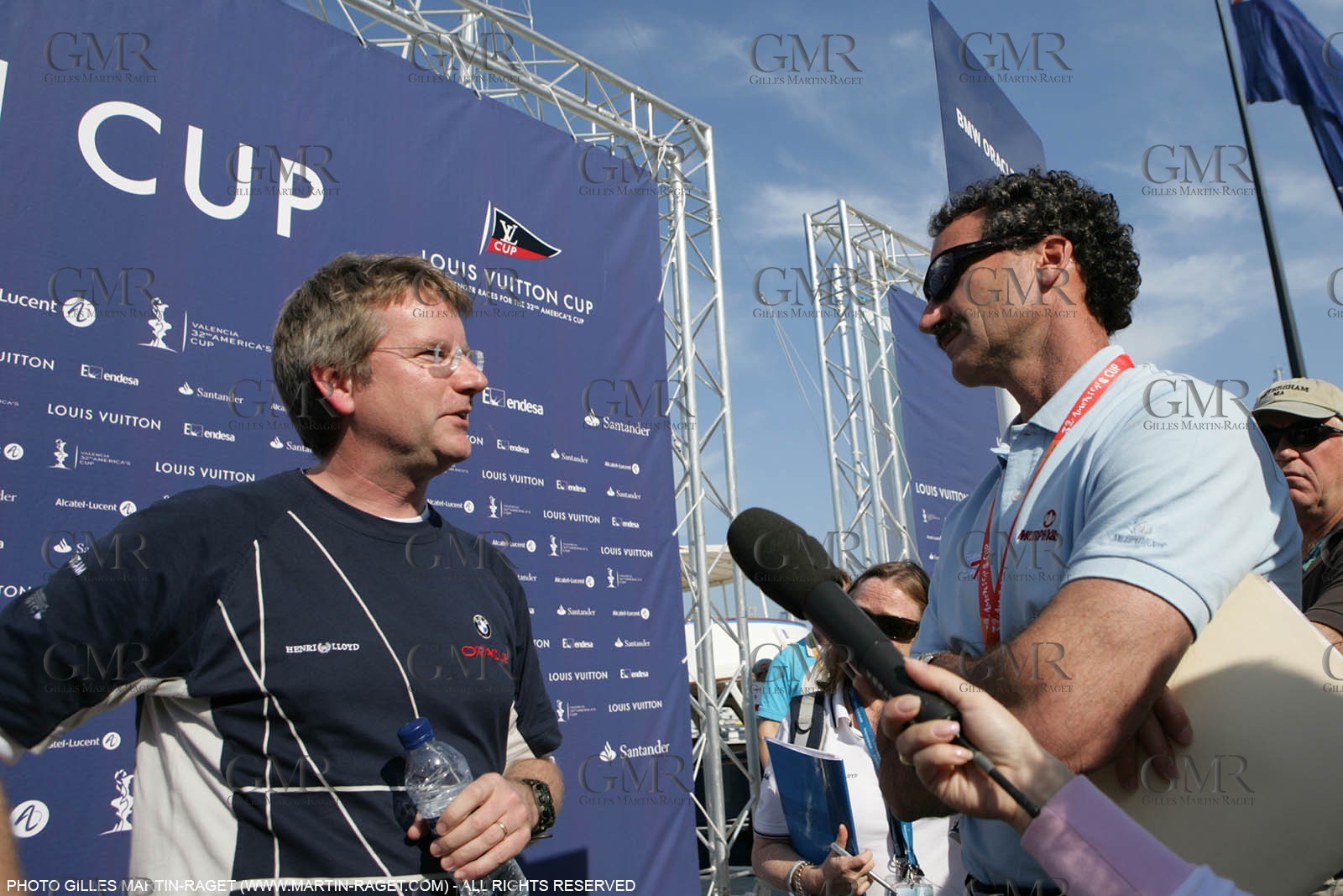 18 04 2007-Valencia (Spain)- 32nd America's Cup - Louis Vuitton Cup - RR1 - DAY 3BMW ORACLE Racing Weather man Chris Bedford at mixed zone interviewed by Paul Cayard